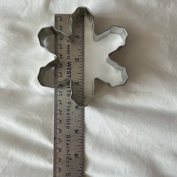 Wilton snowflake cookie cutters- set of 4 - Picture 3 of 5